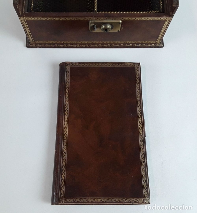 Antig&uuml;edades: CAJA DE TABACO CON LIBRETA. MADERA Y PIEL. CIRCA 1940. - Foto 3