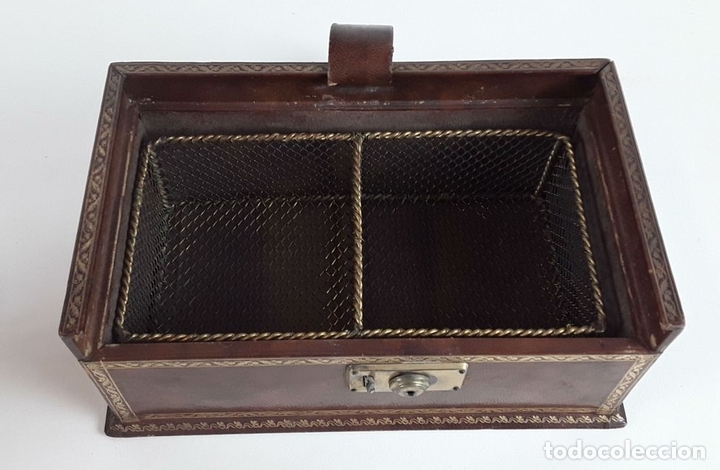 Antig&uuml;edades: CAJA DE TABACO CON LIBRETA. MADERA Y PIEL. CIRCA 1940. - Foto 9