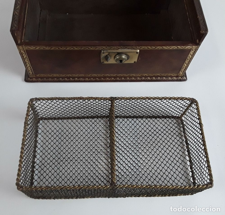 Antig&uuml;edades: CAJA DE TABACO CON LIBRETA. MADERA Y PIEL. CIRCA 1940. - Foto 10