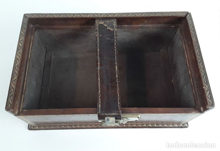 Antig&uuml;edades: CAJA DE TABACO CON LIBRETA. MADERA Y PIEL. CIRCA 1940. - Foto 11