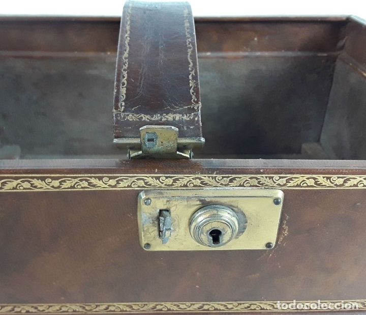 Antig&uuml;edades: CAJA DE TABACO CON LIBRETA. MADERA Y PIEL. CIRCA 1940. - Foto 12