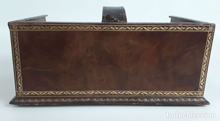 Antig&uuml;edades: CAJA DE TABACO CON LIBRETA. MADERA Y PIEL. CIRCA 1940. - Foto 13