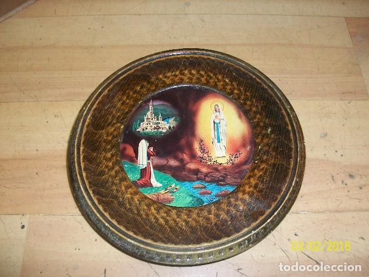 Antig&uuml;edades: PLATO DE MADERA CON IMAGEN DE LA VIRGEN - Foto 1
