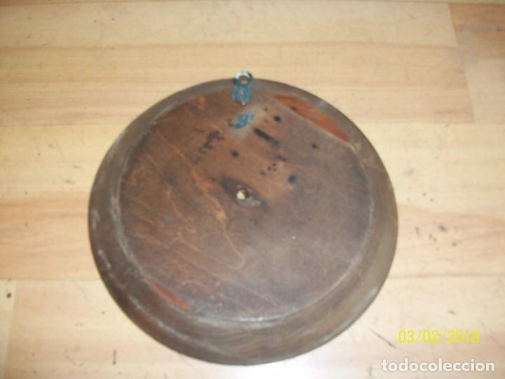 Antig&uuml;edades: PLATO DE MADERA CON IMAGEN DE LA VIRGEN - Foto 2