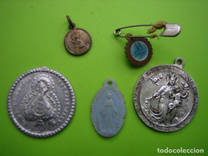Antig&uuml;edades: Lote de medallas religiosas - Foto 1