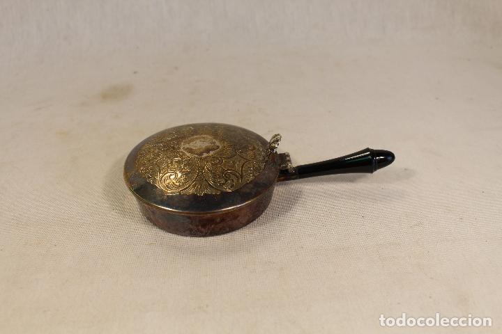 Antig&uuml;edades: Chocolatera o sart&eacute;n ba&ntilde;ado en plata con mango de madera. - Foto 1