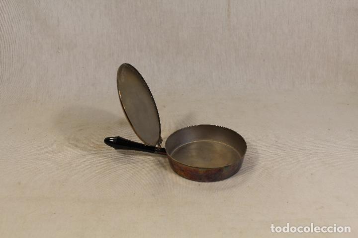 Antig&uuml;edades: Chocolatera o sart&eacute;n ba&ntilde;ado en plata con mango de madera. - Foto 3