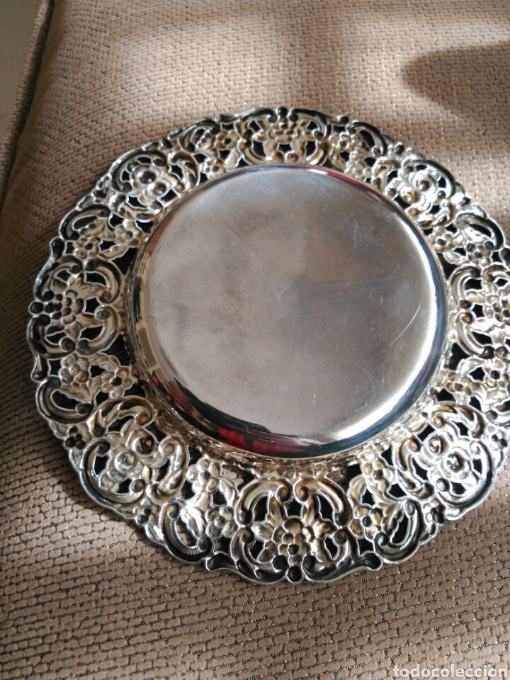 Antig&uuml;edades: Plato plateado con relieve - Foto 3
