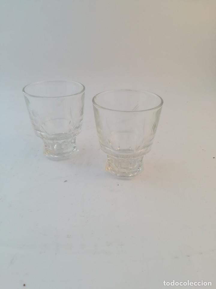 Antig&uuml;edades: DOS COPITAS DE LICOR DE CRISTAL TALLADO - Foto 1