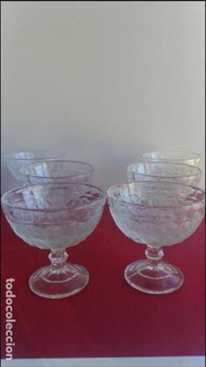 Antig&uuml;edades: SEIS COPAS DE COCTEL DE CRISTAL MOLDADO