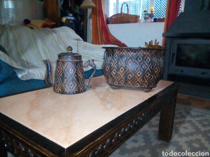 Antig&uuml;edades: Tetera y macetero lat&oacute;n