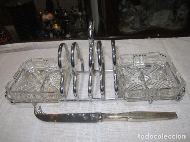 Antiguidades: Mantequillera de acero y cristal tallado, con cuchillo de plata. 29 x 10 cms.