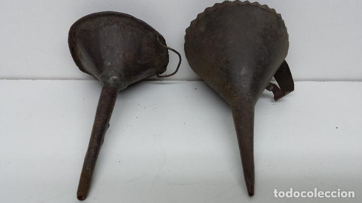 Antiguidades: LOTE DE DOS ANTIGUOS EMBUDOS DE HOJALATA - SOLDADURA DE ESTA&Ntilde;O