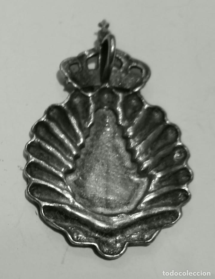 Antig&uuml;edades: medalla virgen del rocio con concha y corona - 4cms - Foto 2