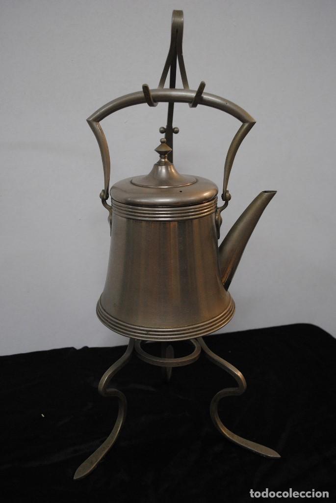 Antig&uuml;edades: Tetera de metal plateado con soporte estilo modernista.
