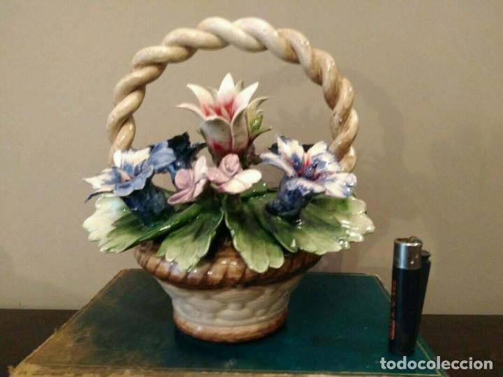 Antig&uuml;edades: CESTA CESTO CON ASA Y FLORES CAPODIMONTE - Foto 1