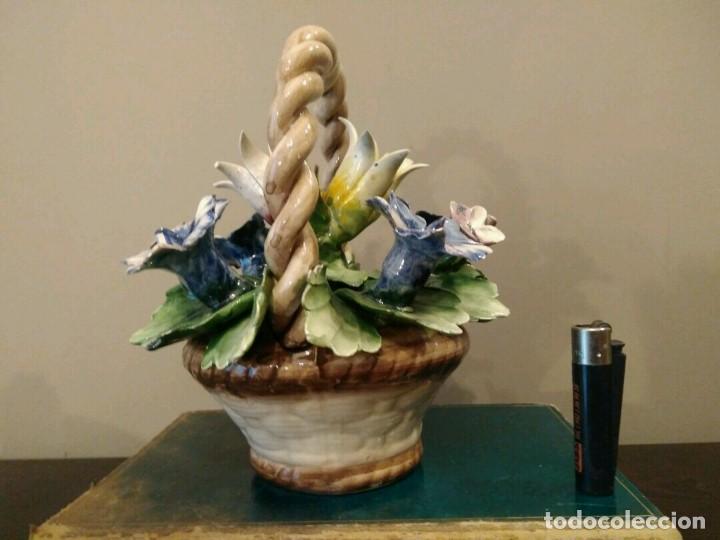 Antig&uuml;edades: CESTA CESTO CON ASA Y FLORES CAPODIMONTE - Foto 2