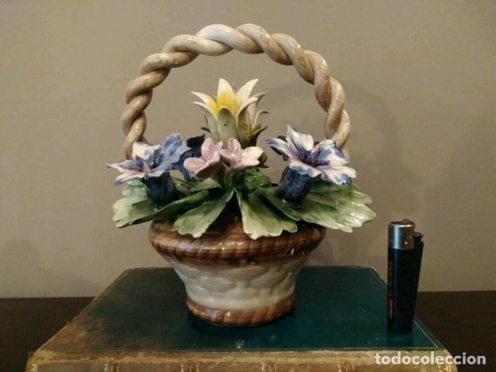 Antig&uuml;edades: CESTA CESTO CON ASA Y FLORES CAPODIMONTE - Foto 4