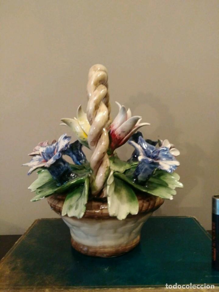 Antig&uuml;edades: CESTA CESTO CON ASA Y FLORES CAPODIMONTE - Foto 5
