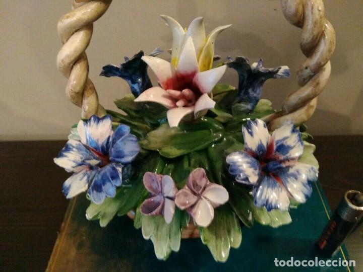Antig&uuml;edades: CESTA CESTO CON ASA Y FLORES CAPODIMONTE - Foto 6