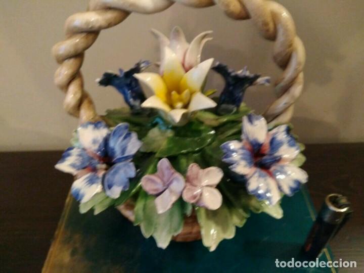 Antig&uuml;edades: CESTA CESTO CON ASA Y FLORES CAPODIMONTE - Foto 7