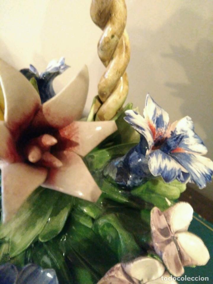 Antig&uuml;edades: CESTA CESTO CON ASA Y FLORES CAPODIMONTE - Foto 9