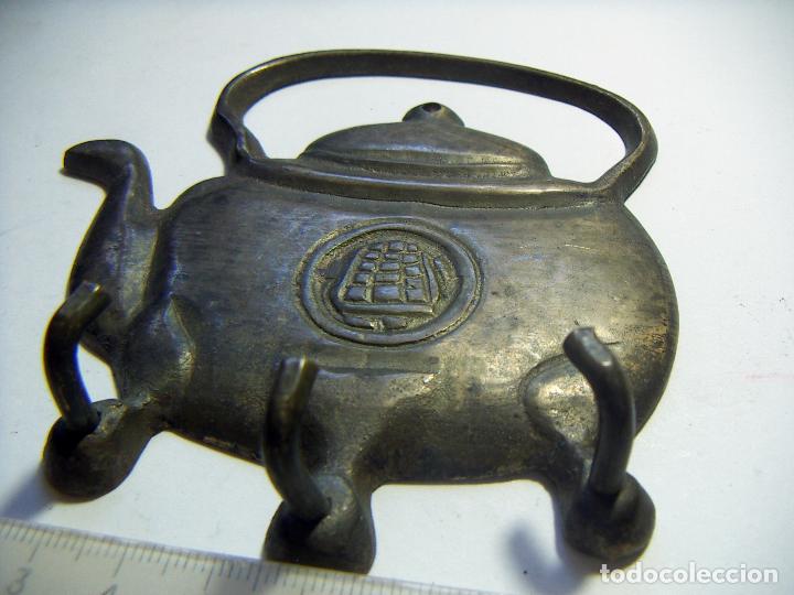 Antig&uuml;edades: COLGADOR DE LLAVES DE BRONCE - Foto 2