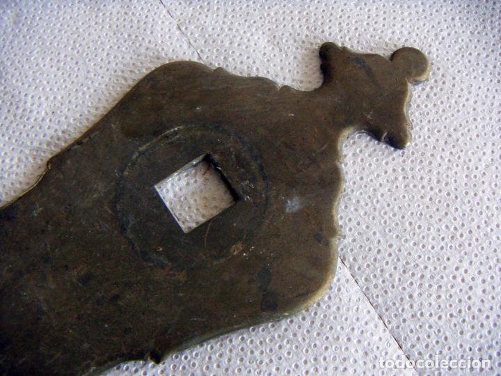Antig&uuml;edades: PROTECTOR DE CERRADURA 24cm de bronce - Foto 2