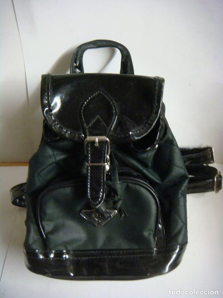 Antig&uuml;edades: BOLSO MOCHILA EN NEGRO (#) - Foto 1