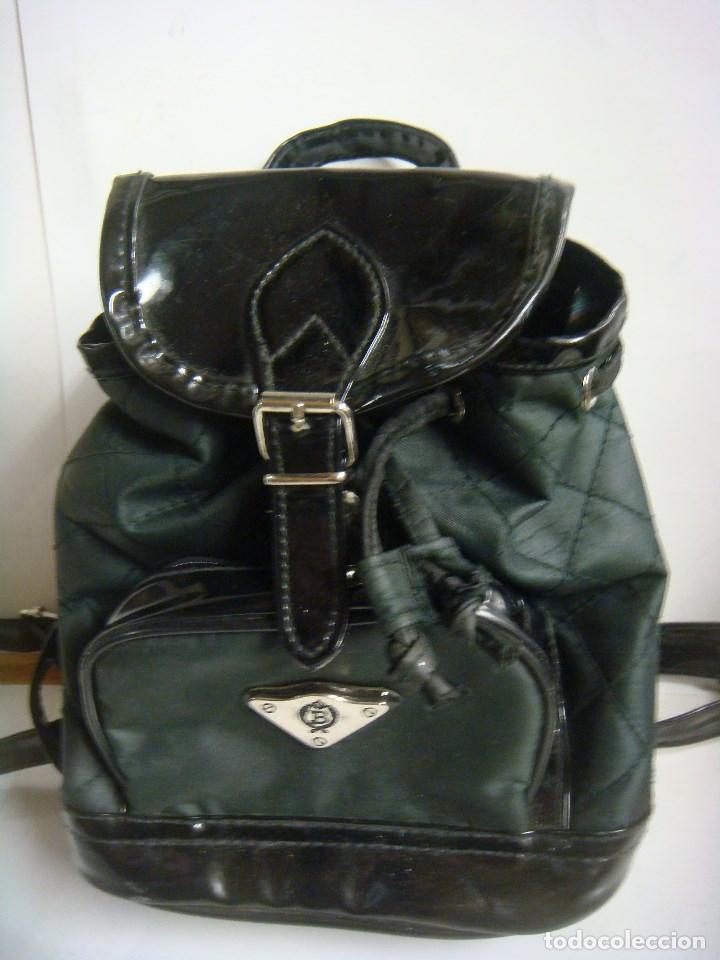 Antig&uuml;edades: BOLSO MOCHILA EN NEGRO (#) - Foto 2
