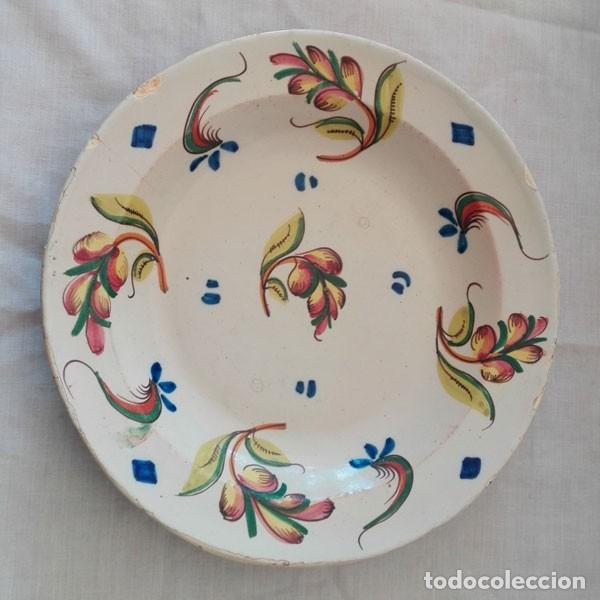 Antig&uuml;edades: ANTIGUO PLATO MANISES CON GRAPAS EN LA BASE - Foto 1