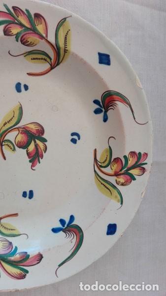 Antig&uuml;edades: ANTIGUO PLATO MANISES CON GRAPAS EN LA BASE - Foto 2