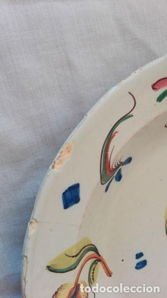 Antig&uuml;edades: ANTIGUO PLATO MANISES CON GRAPAS EN LA BASE - Foto 3