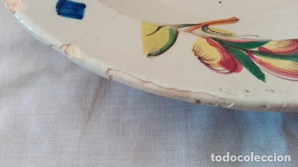 Antig&uuml;edades: ANTIGUO PLATO MANISES CON GRAPAS EN LA BASE - Foto 4