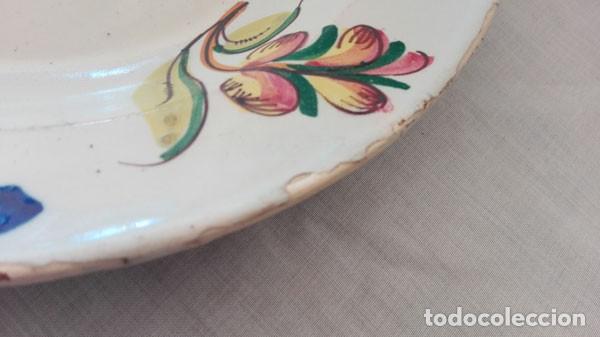 Antig&uuml;edades: ANTIGUO PLATO MANISES CON GRAPAS EN LA BASE - Foto 5