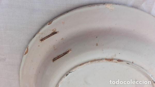 Antig&uuml;edades: ANTIGUO PLATO MANISES CON GRAPAS EN LA BASE - Foto 7