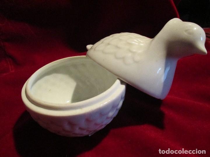 Antig&uuml;edades: caja porcelana con forma de ave - Foto 2
