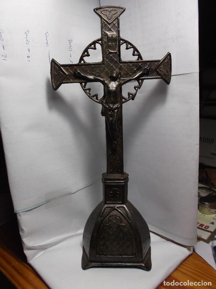 Antig&uuml;edades: CRUCIFICADO CON PIE EN METAL. ANTIGUO. - Foto 1