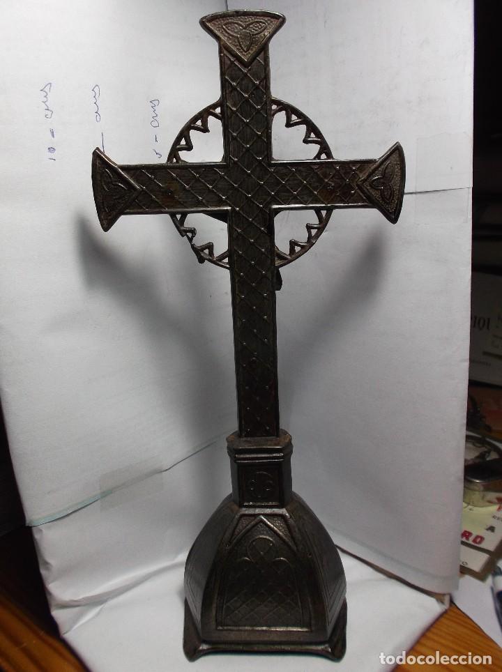 Antig&uuml;edades: CRUCIFICADO CON PIE EN METAL. ANTIGUO. - Foto 2
