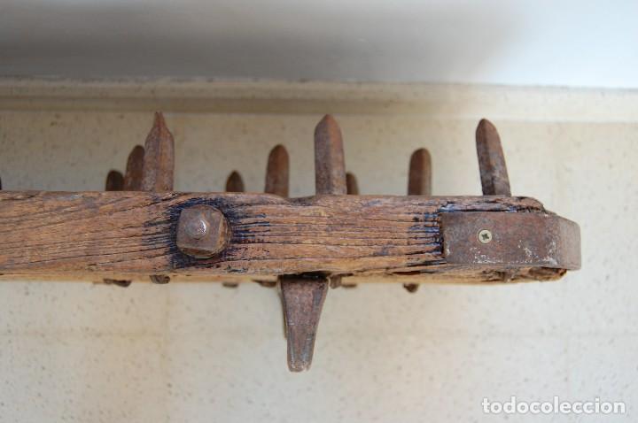 Antig&uuml;edades: Trillo de madera y forja (restaurado) - Foto 13