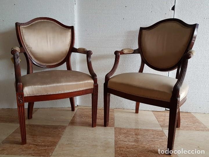 Antig&uuml;edades: PAREJA DE SILLONES EN MADERA DE CAOBA - Foto 1