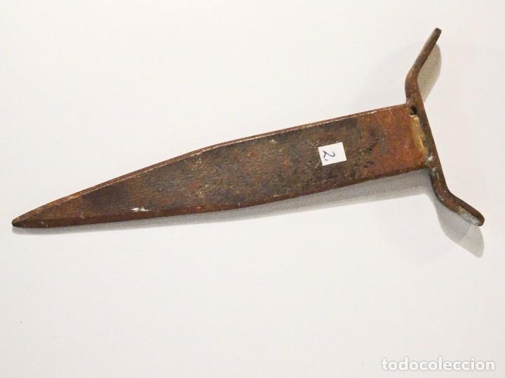 Antiquit&eacute;s: ESTACA CLAVIJA SOPORTE DE HIERRO N&ordm; 2