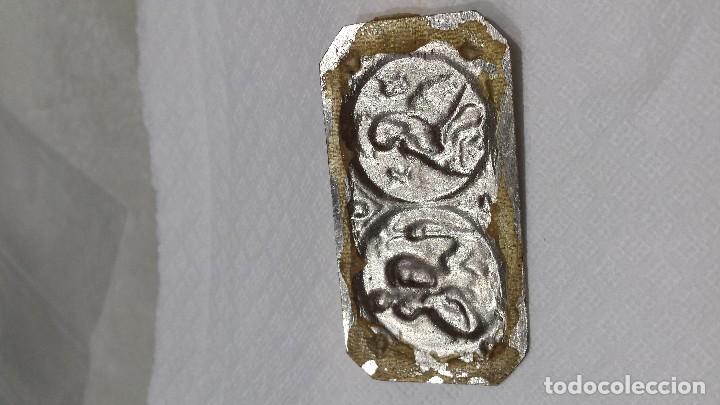 Antig&uuml;edades: Placa de santos que se ponian en los salpicaderos de los cochess - Foto 2