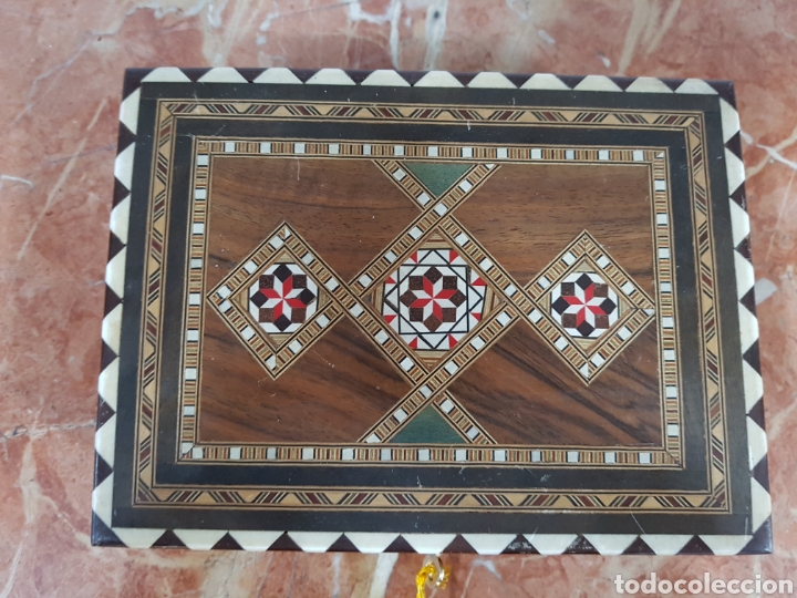Antig&uuml;edades: Caja taracea con llave - Foto 2