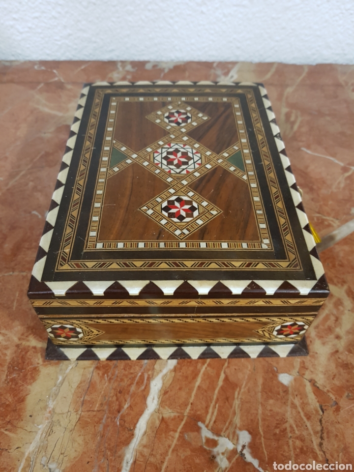 Antig&uuml;edades: Caja taracea con llave - Foto 3