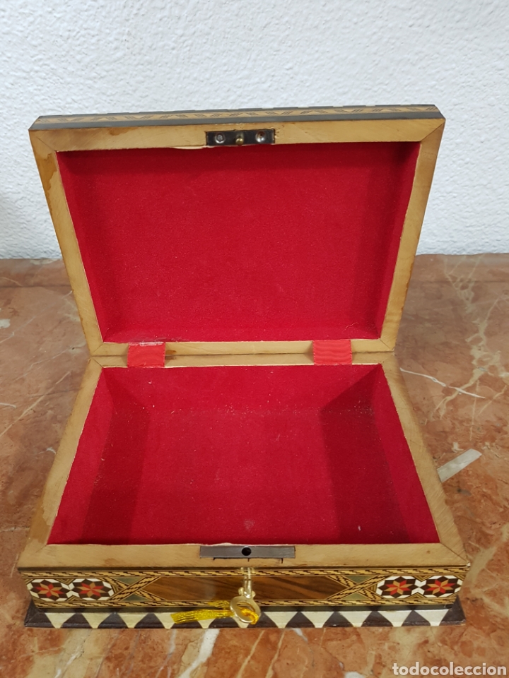 Antig&uuml;edades: Caja taracea con llave - Foto 7