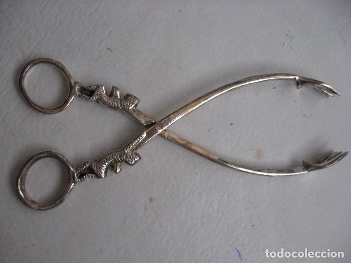 Antig&uuml;edades: PINZAS PARA SERVIR EN ALPACA, GRACIOSOS RELIEVES. - Foto 1