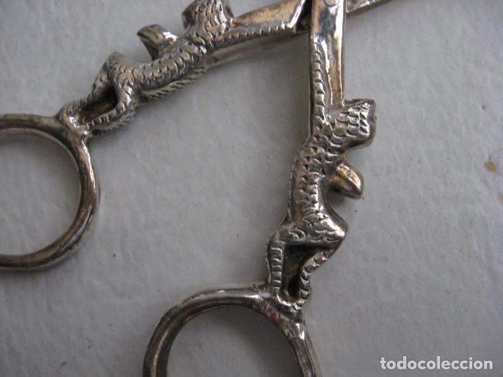 Antig&uuml;edades: PINZAS PARA SERVIR EN ALPACA, GRACIOSOS RELIEVES. - Foto 2