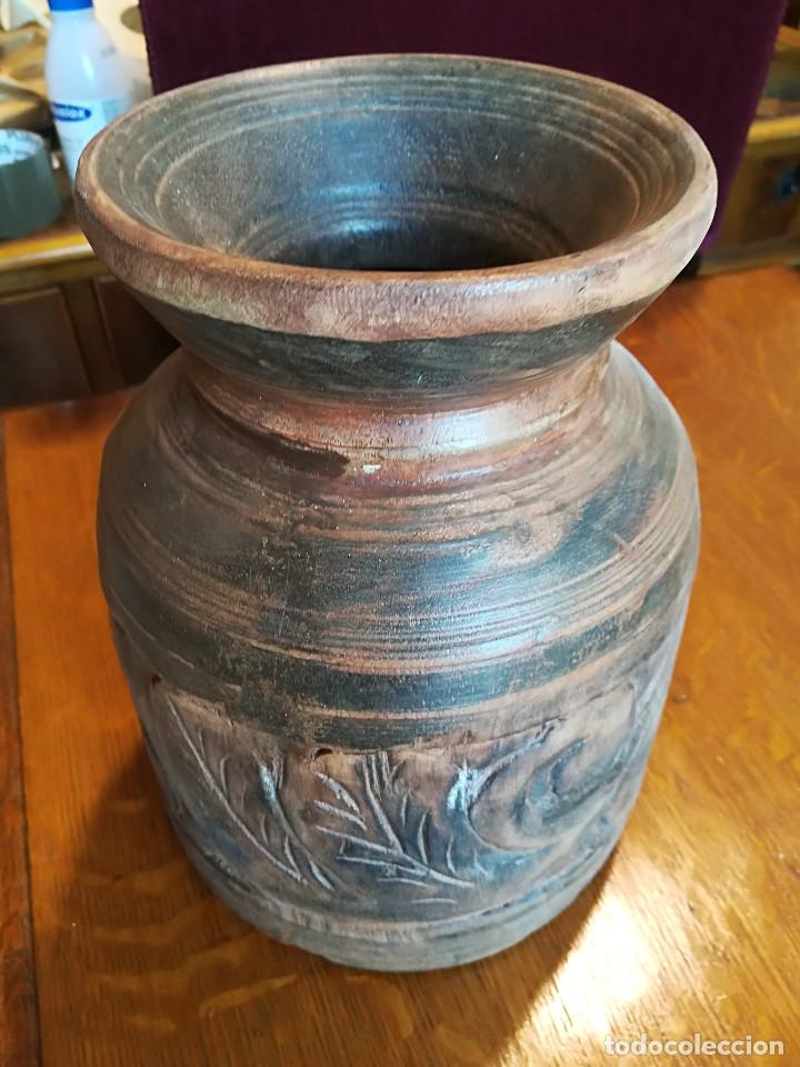 Antiquit&eacute;s: VASIJA DE MADERA, ORIGEN INDIO, TALLA DE FLORES