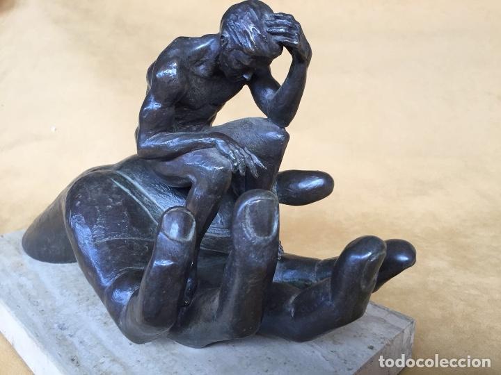 Antiguidades: La Mano de Dios. Lorenzo Quinn. Con certificado.